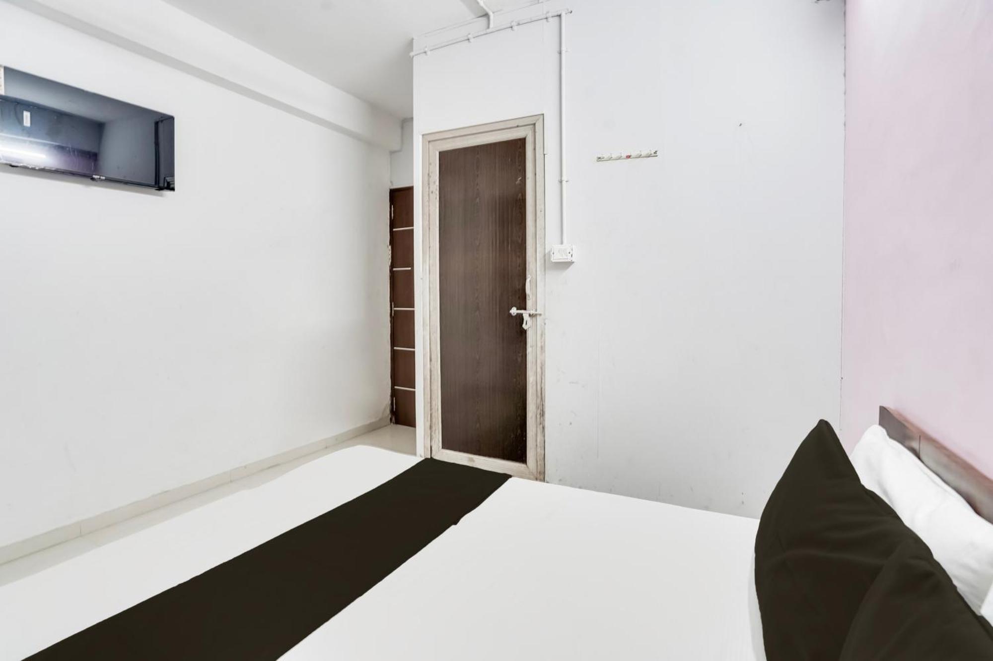 Hotel O Day Night Rooms Surat Exterior foto