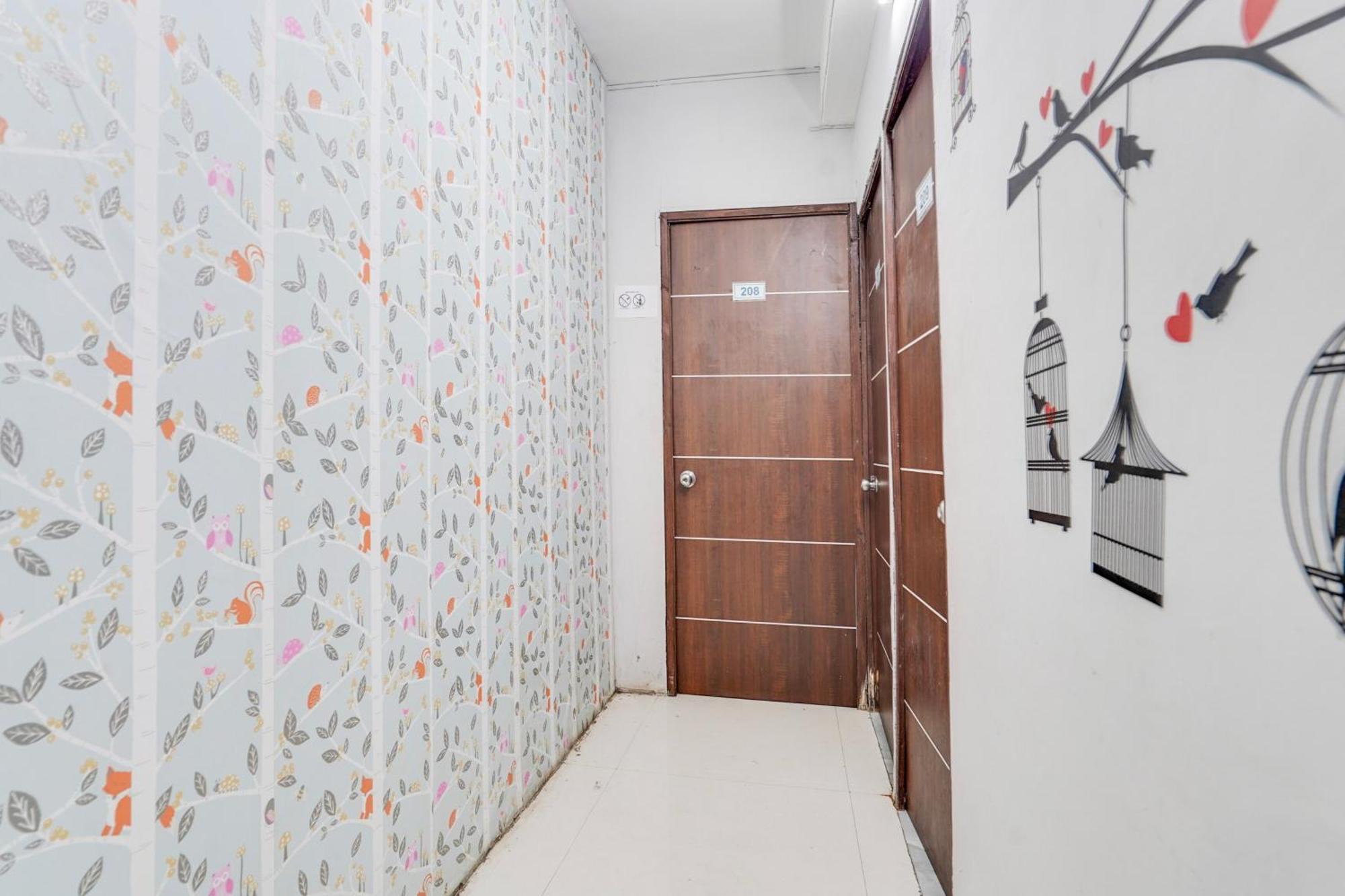 Hotel O Day Night Rooms Surat Exterior foto