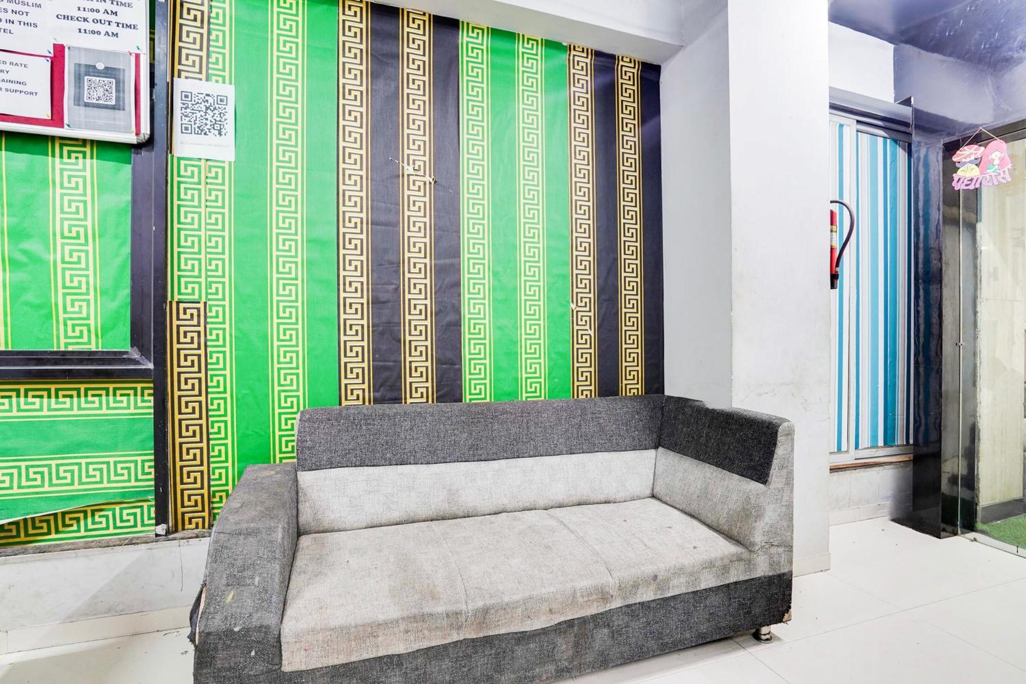 Hotel O Day Night Rooms Surat Exterior foto